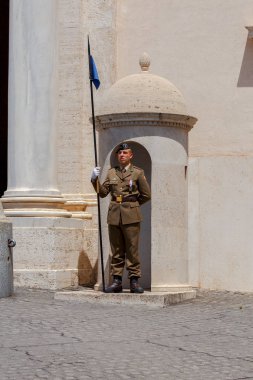 Roma. Quirinal Sarayı önünde nöbetçi var.