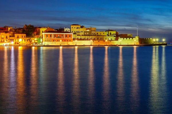 Den gamla venetianska hamnen i Chania natten. — Stockfoto