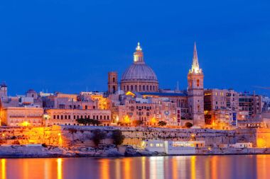 Valletta. Akdeniz liman gece.