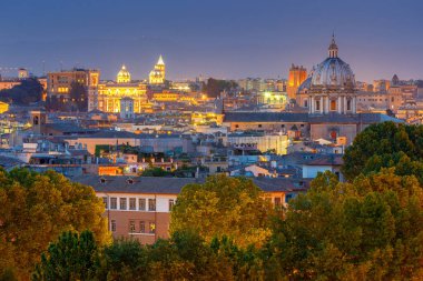 Roma. Gece şehrin havadan görünümü.