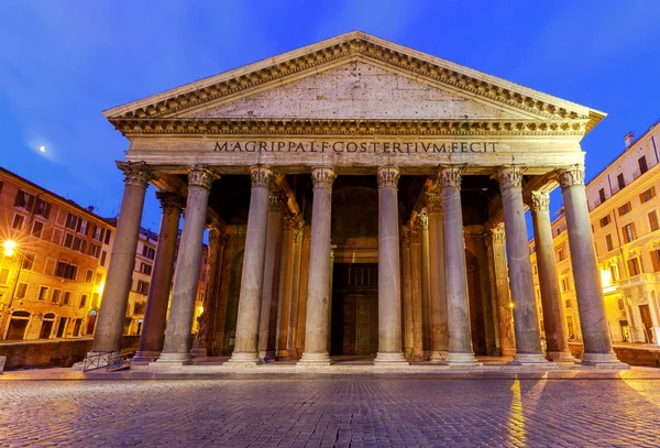 Roma. Gece aydınlığında Pantheon.