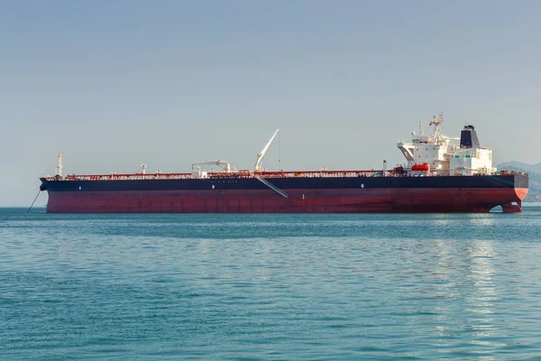 Batum. Roadstead kargo gemisiyle.