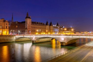 Paris. Quay gece ışık.