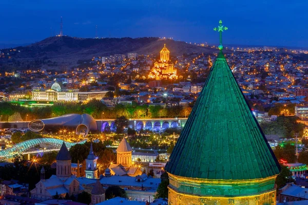 Tbiliszi. A város éjszakai látképe. — Stock Fotó