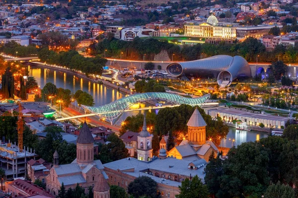 Tbilisi. Gece şehir görünümünü.