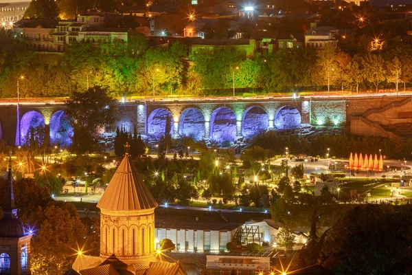 Tbilisi. Pohled na město v noci. — Stock fotografie