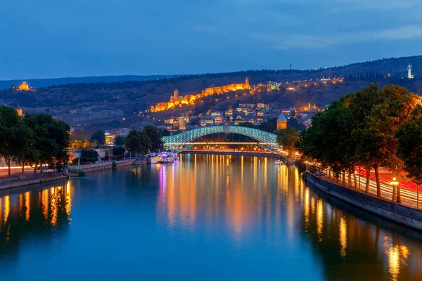 Tiflis. Puente de paz al atardecer . — Foto de Stock
