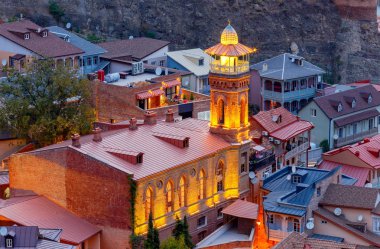 Tbilisi. Gün batımında Juma Camii.