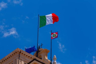 Roma. Quirinale Sarayı İtalyan bayrağı.