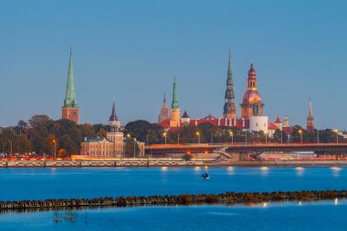 Riga. Gün batımında kenti.