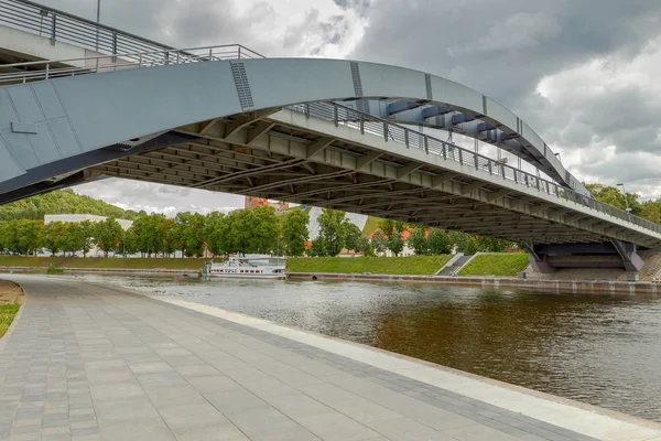 Вильнюс. Мост Миндаугас через Нерис . — стоковое фото