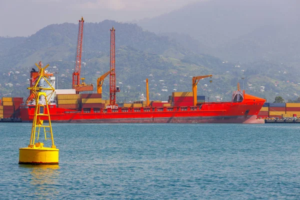 Batumi. Nave de contenedores cerca del muelle . — Foto de Stock