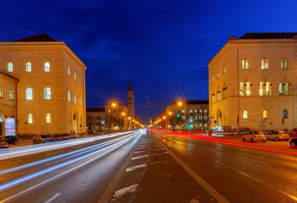 Munique. Leopoldstrasse à noite . — Fotografia de Stock