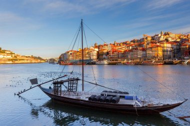 Porto. Şarap ulaşım için geleneksel tekneler.