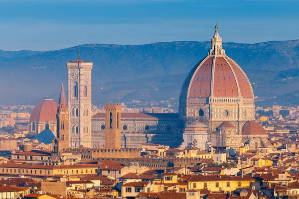 Florence. Duomo bij dageraad. — Stockfoto