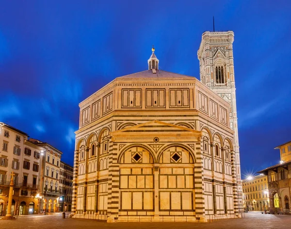 Florencie. Baptisterium v noci. — Stock fotografie