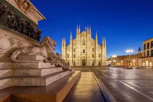 Milaan. Kathedraal van de geboorte van de Maagd Maria bij dageraad. — Stockfoto
