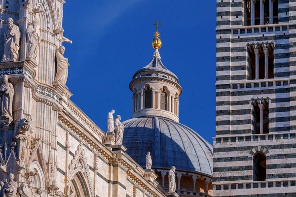 Siena. De kathedraal van de Heilige Maagd. — Stockfoto