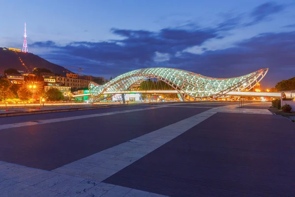 Tbilisi. Ponte da paz ao pôr-do-sol . — Fotografia de Stock