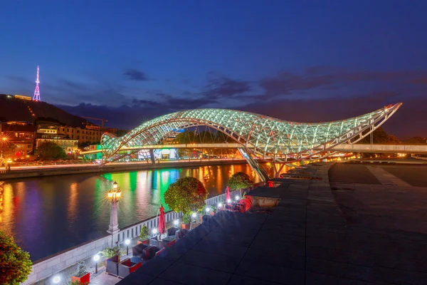 Tbiliszi. Híd a béke, a naplemente. — Stock Fotó