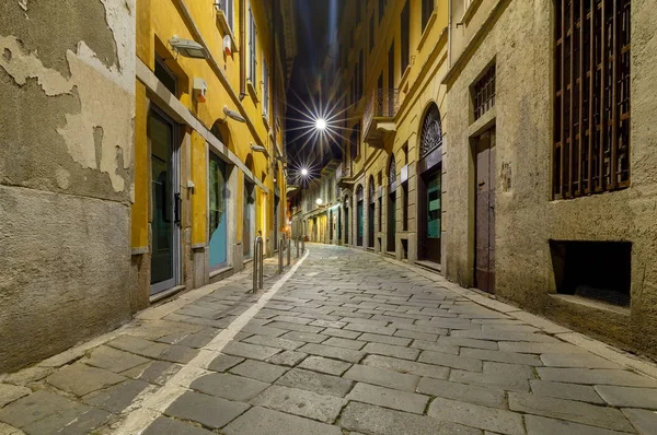 Milaan. Oude straat 's nachts. — Stockfoto