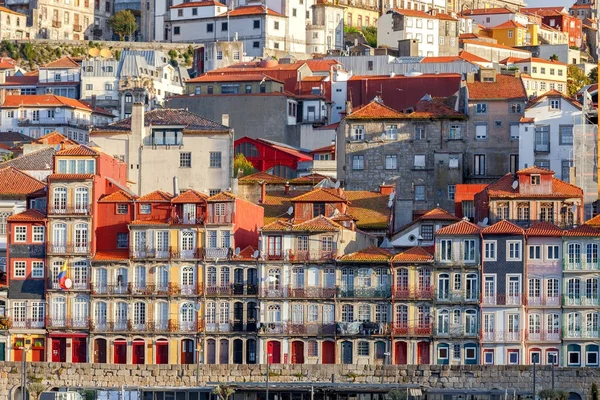 Oporto. Casas multicolores en el paseo marítimo del río Duero . — Foto de Stock