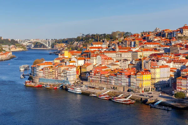 Porto. Veelkleurige huizen aan de waterkant van de Douro-rivier. — Stockfoto