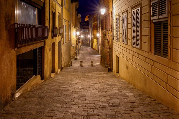 Сиена. Старая городская улица ночью . — стоковое фото