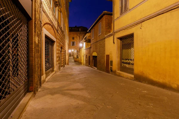 Siena. Oude stad straat 's nachts. — Stockfoto