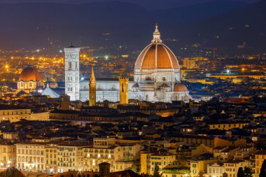 Florence. Duomo adlı gece.
