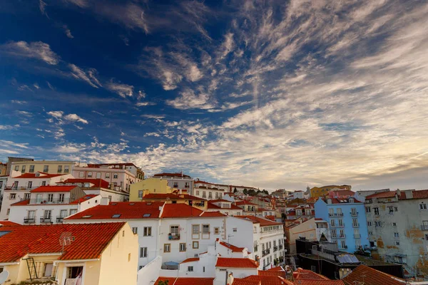 Lizbona. Widok z lotu ptaka na miasto na zachodzie słońca. — Zdjęcie stockowe