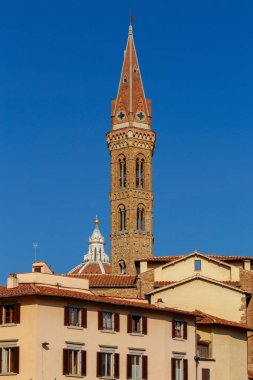 Florence. Eski bir taş çan kulesi..