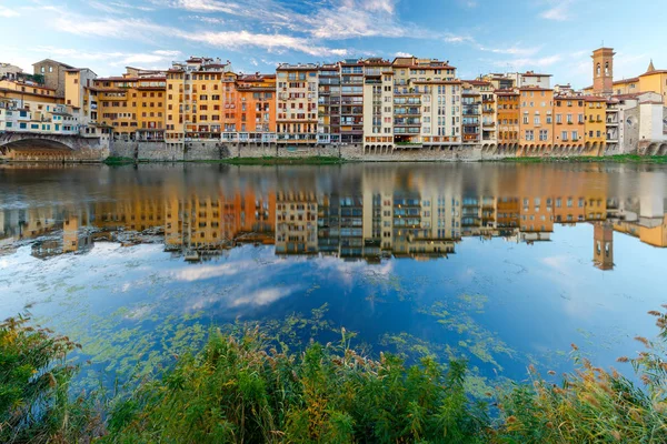 Φλωρεντία. Το ανάχωμα της πόλης κατά μήκος του ποταμού Άρνου. — Φωτογραφία Αρχείου