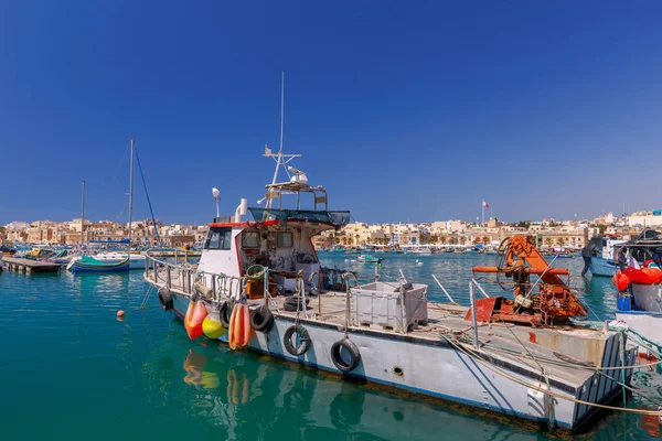 Malta. MARSAXLOKK. Geleneksel balıkçı tekneleri. — Stok fotoğraf