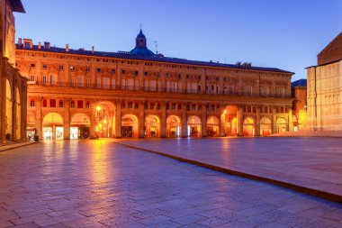 Bologna. Geceleri Maggiore Meydanı.