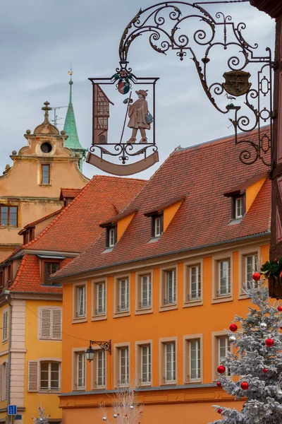 Město Colmar je ozdoben na Vánoce. — Stock fotografie