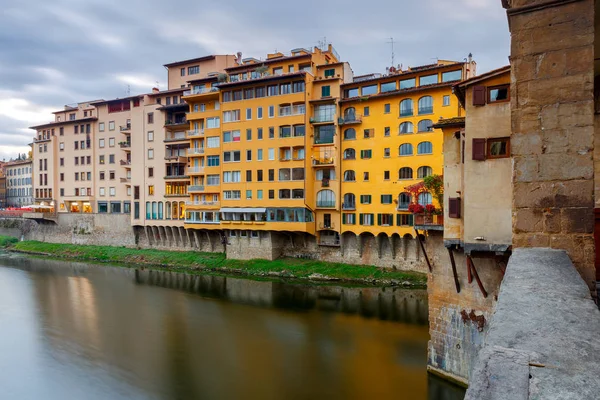 Florence. The city embankment along the Arno River. — Stock Photo, Image