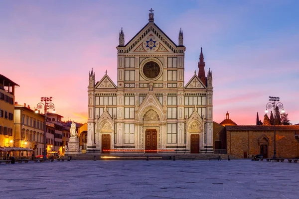 Florencie. Bazilika svatého kříže v časných ranních hodinách. — Stock fotografie