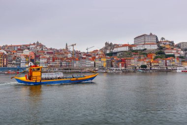 Porto. Douro nehrinin sahildeki çok renkli evleri.