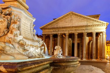 Roma. Gece aydınlığında Pantheon.