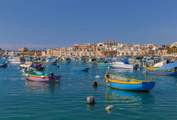 Malta. Marsaxlokk. Traditionele vissersboten. — Stockfoto