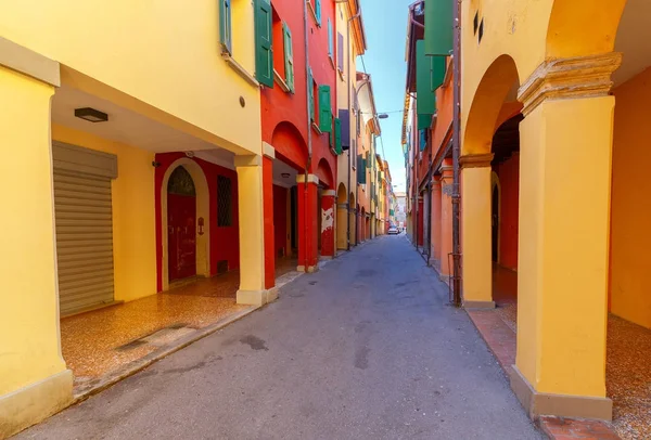 Bologna. Veelkleurige gevels van de huizen. — Stockfoto