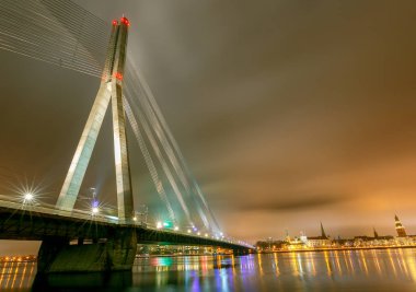 Riga. Askılı köprü.