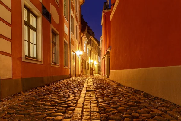 Riga. Gece eski sokak.