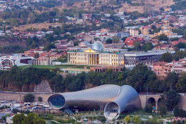 Tbilisi. Gün batımında kenti.