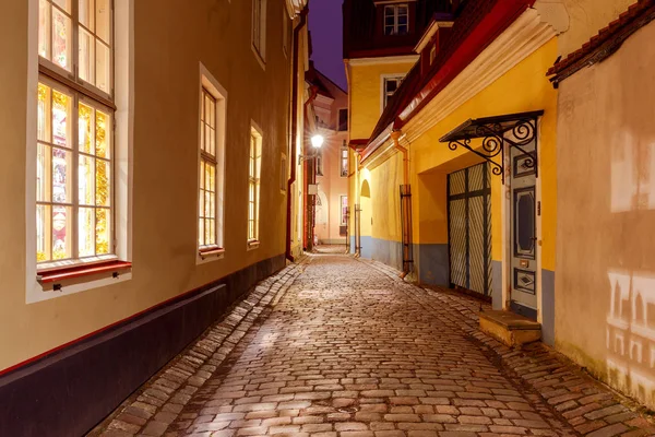 Tallinn. alte Straße bei Nacht. — Stockfoto