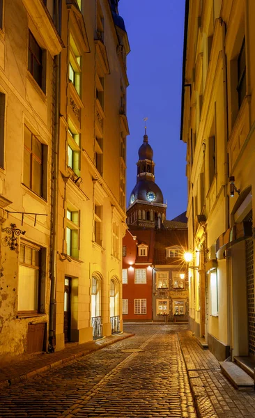 Riga. Old street at night. — Stock Photo, Image