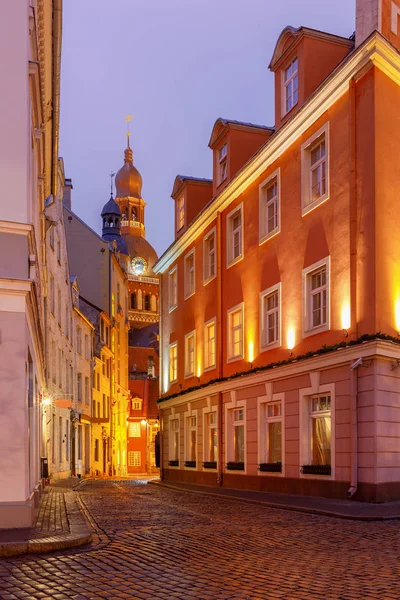 Riga. Gece eski sokak.