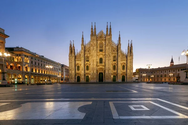 Milánó. Katedrális, a születés, a Szűz Mária-hajnalban. — Stock Fotó