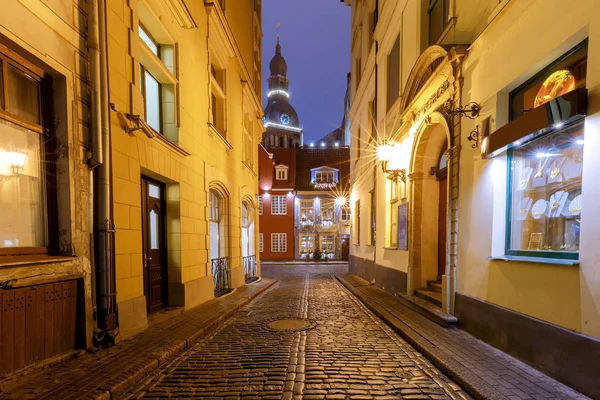 Riga. Régi utca éjjel. — Stock Fotó
